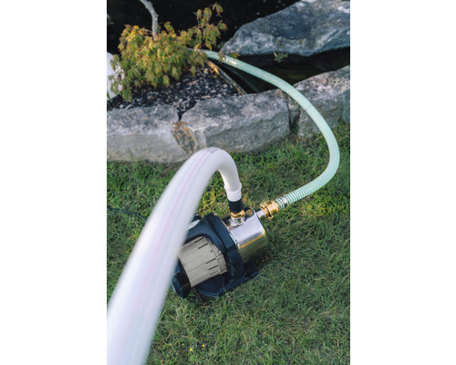 Záhrada s jazierkovým čerpadlom a hadicami na trávniku