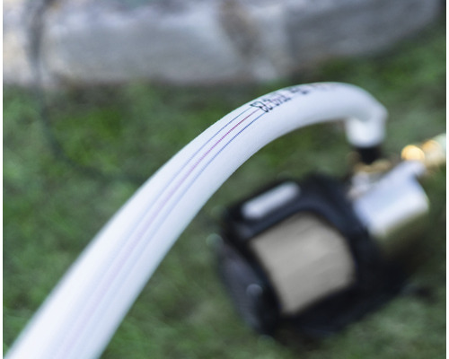 Biela zavlažovacia hadica s farebnými pruhmi