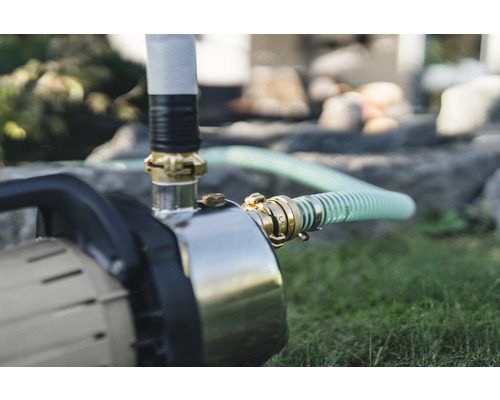 Záhradné čerpadlo s pripojenými hadicami vonku