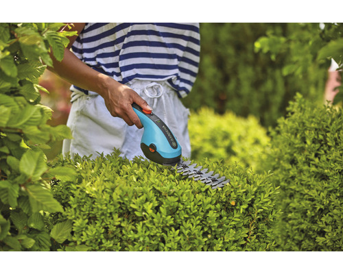 Akumulátorové nožnice na trávu Gardena používané na tvarovanie kríkov