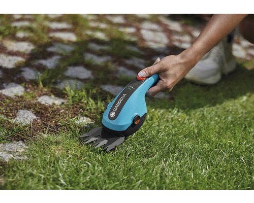 Akumulátorové nožnice na trávu Gardena v prevádzke na kosenie trávy