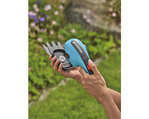 Akumulátorové nožnice na trávu Gardena s nasadeným chráničom nožov držané v rukách