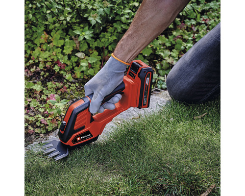 Akumulátorové nožnice na trávu používané na údržbu trávnika