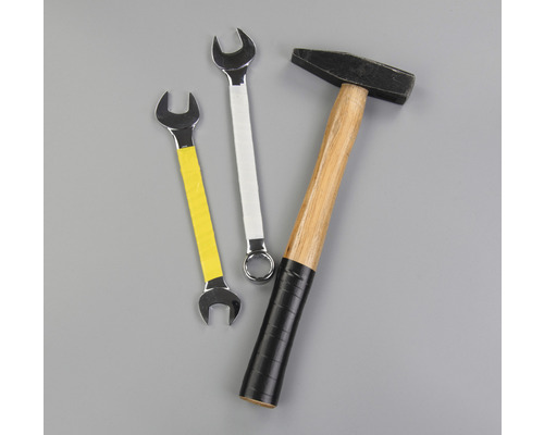 Sada náradia s kladivom a kľúčom