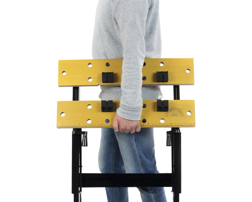 Muž nesie pracovný stôl