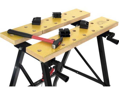 Pracovný stôl s kladivom a čeľusťami