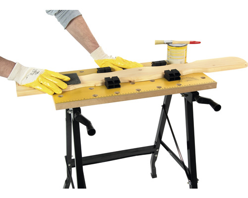 Pracovný stôl s obrobkom, brúsnym papierom, plechovkou laku a štetcom