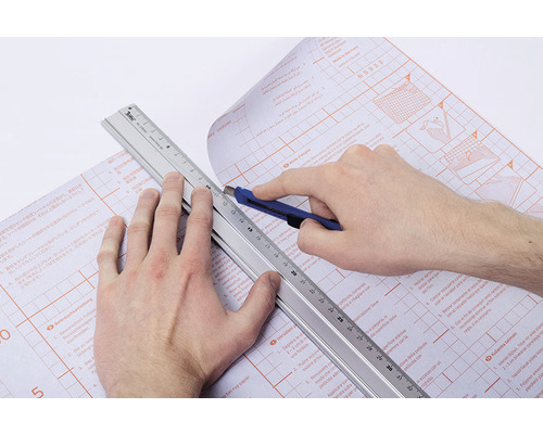 Rezanie fólie orezávačom a pravítkom