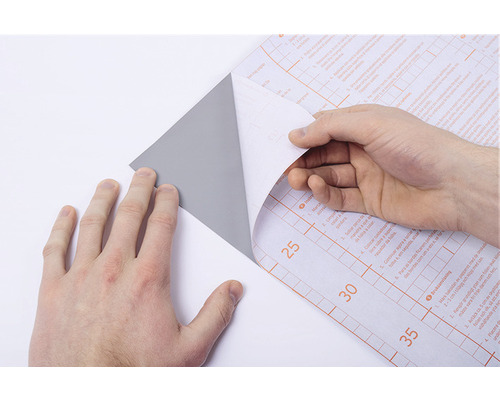 Samolepiaca fólia sa odstraňuje ručne