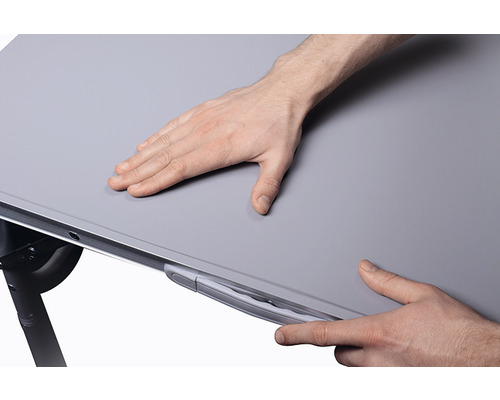 Detail hladkej stolovej dosky s rukou