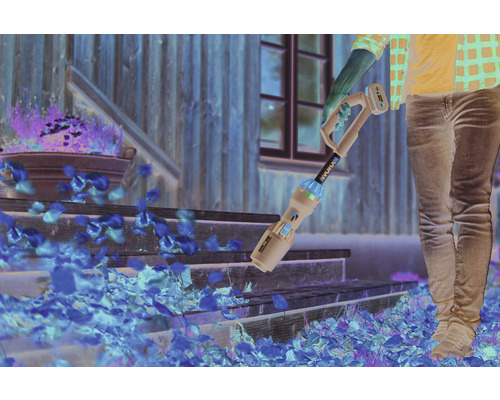 Osoba používa akumulátorový vysávač lístia na odstránenie lístia zo schodov.