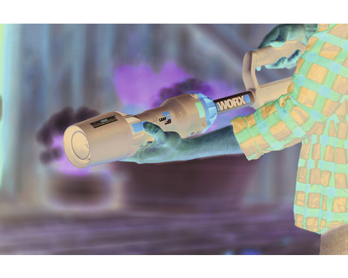 Osoba drží fúkač lístia značky WORX