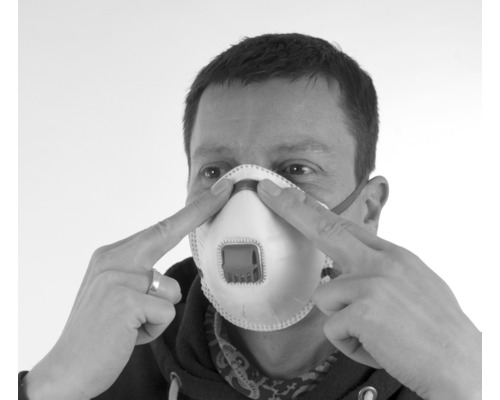 Muž si upravuje respirátor