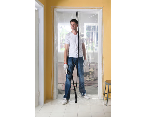 Muž stojí vo dverách s protiprachovými dverami