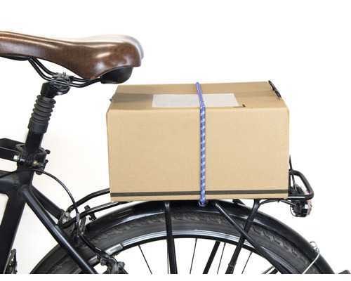 Balík na nosiči bicykla s upínacím popruhom