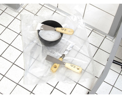 Misa s tmelom a dve špachtle na fólii