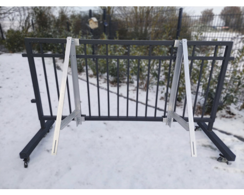 Kovový plot s montážnymi držiakmi pre inštaláciu