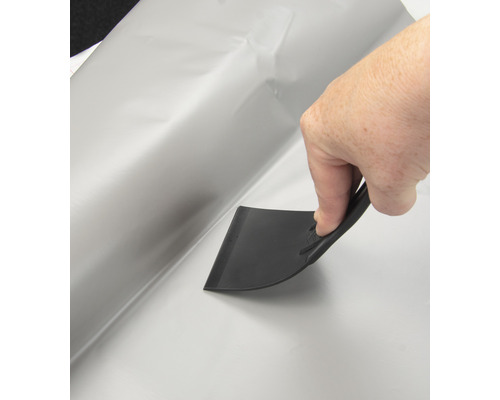 Aplikácia fólie pomocou stierky