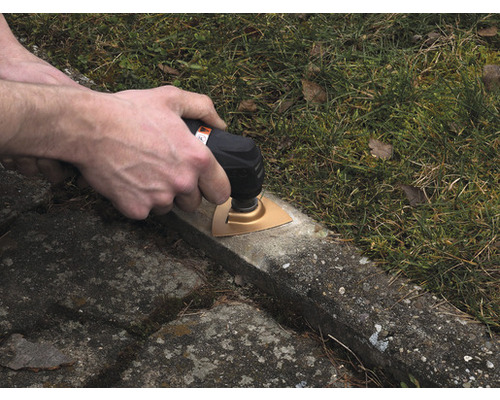 Osoba používa multifunkčný nástroj na betónovom povrchu vonku.