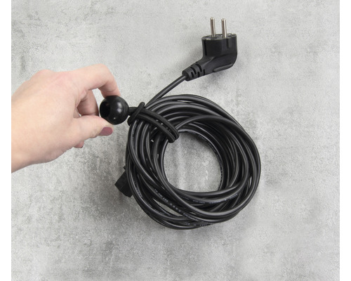 Stočený elektrický kábel so zástrčkou a sťahovacou páskou