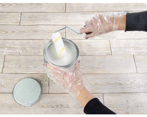 Vedro s farbou, valček a rukavice