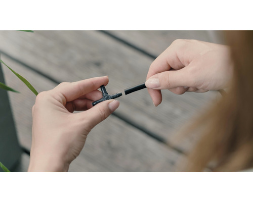 Zavlažovací systém T-kus so zavlažovacou hadicou v rukách