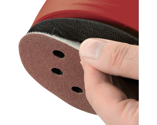 Detail brúsneho papiera s otvormi, pripevneného k brúske