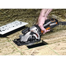 Kotúčová píla Worx pri práci na rezanie dreva s osobou, vedľa vetracia mriežka