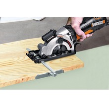 Ručná kotúčová píla reže drevenú dosku