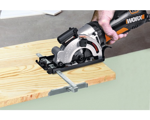 Ručná kotúčová píla reže drevenú dosku