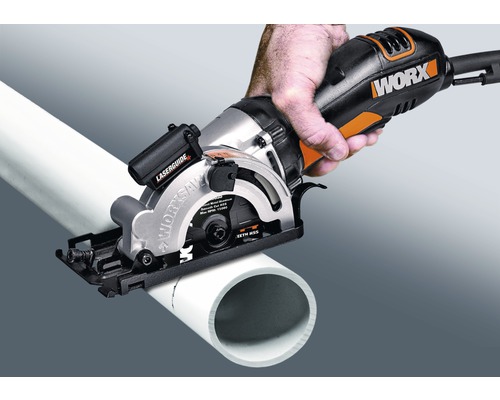 Kotúčová píla Worx reže rúrku