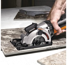 Ručná píla s laserovým navádzaním reže dlaždicu