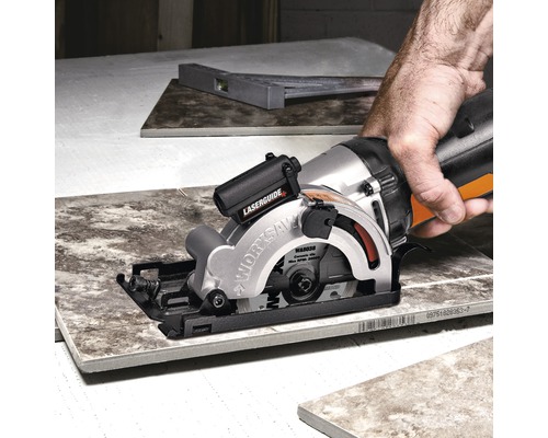 Ručná píla s laserovým navádzaním reže dlaždicu