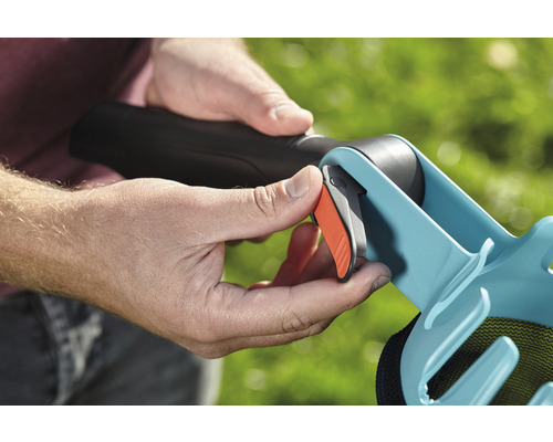 Osoba ovláda spúšť na zberači lístia.