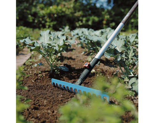 Záhradná scéna s hrabľami na kyprenie pôdy