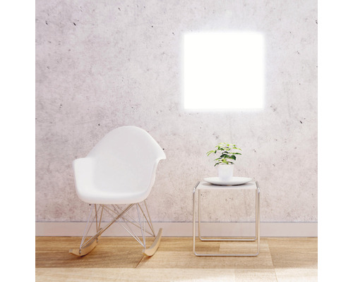 Obývacia izba s bielym hojdacím kreslom, príručným stolíkom a LED nástenným svietidlom