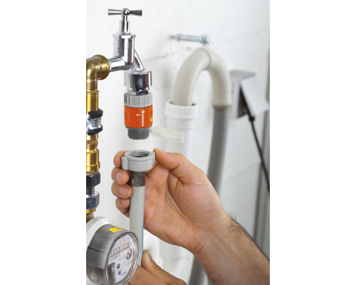 Montáž vodovodnej prípojky Gardena na vodovodný kohútik.