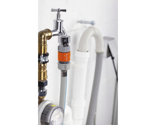 Adaptér na vodovodný kohútik Gardena pripevnený k vodovodnému kohútiku