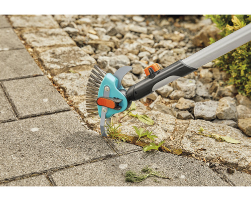 Kefa na škáry používaná na odstraňovanie buriny medzi dlažobnými kockami