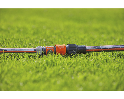 Spojka hadice Gardena na tráve