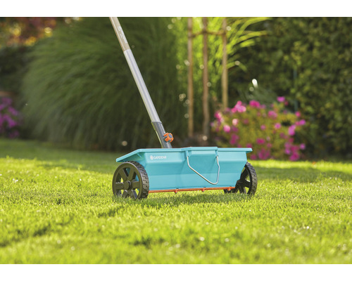 Rozmetadlo Gardena na trávniku