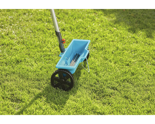 Záhradný posypový vozík na trávniku