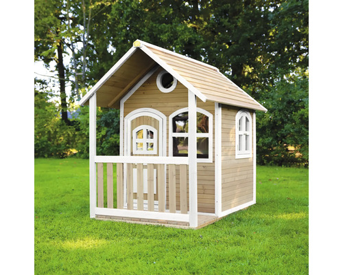 Drevený hrací domček s verandou do záhrady