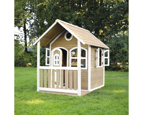 Drevený hrací domček s dverami a oknami v záhrade