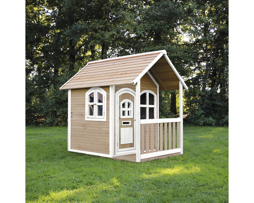 Drevený hrací domček s verandou v záhrade