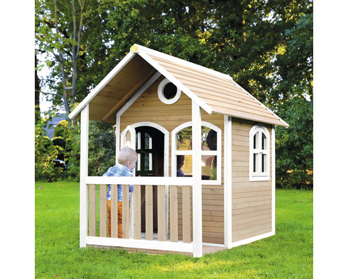 Drevený hrací domček s verandou v záhrade
