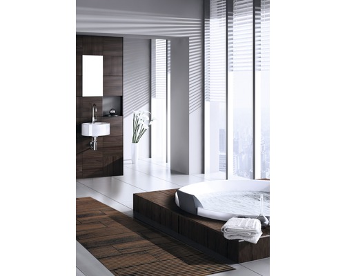 Moderná kúpeľňa s vaňou, umývadlom a drevenými prvkami