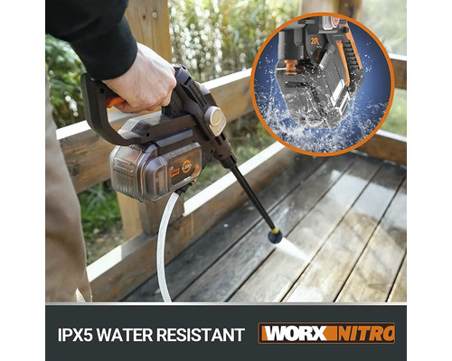 Tlakový čistič používaný na drevenej terase s poznámkou IPX5 vodeodolný