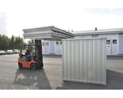 Vysokozdvižný vozík prepravuje kovové dosky pre budovu