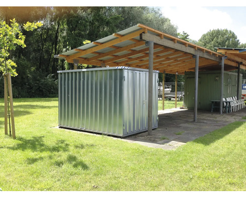 Kovový záhradný domček pod prístreškom vonku